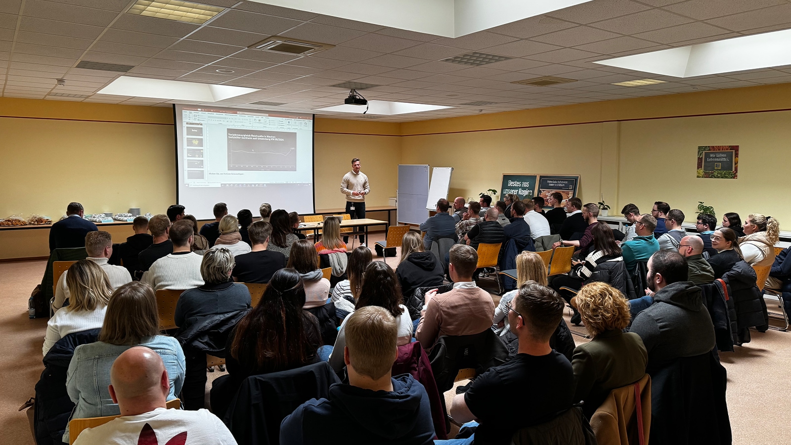 Seminar mit vielen Teilnehmern der Jungkaufleute