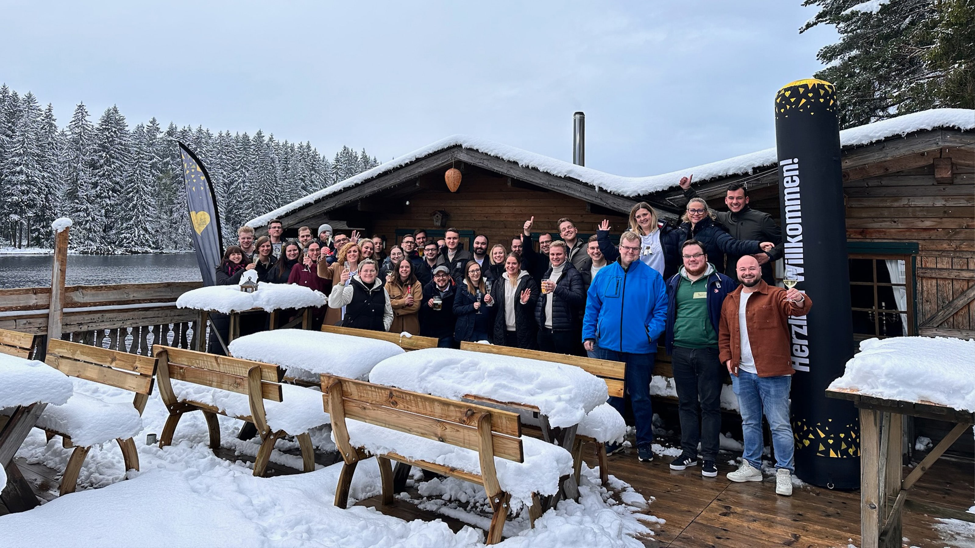 Gruppenfoto vor Hütte im Schnee