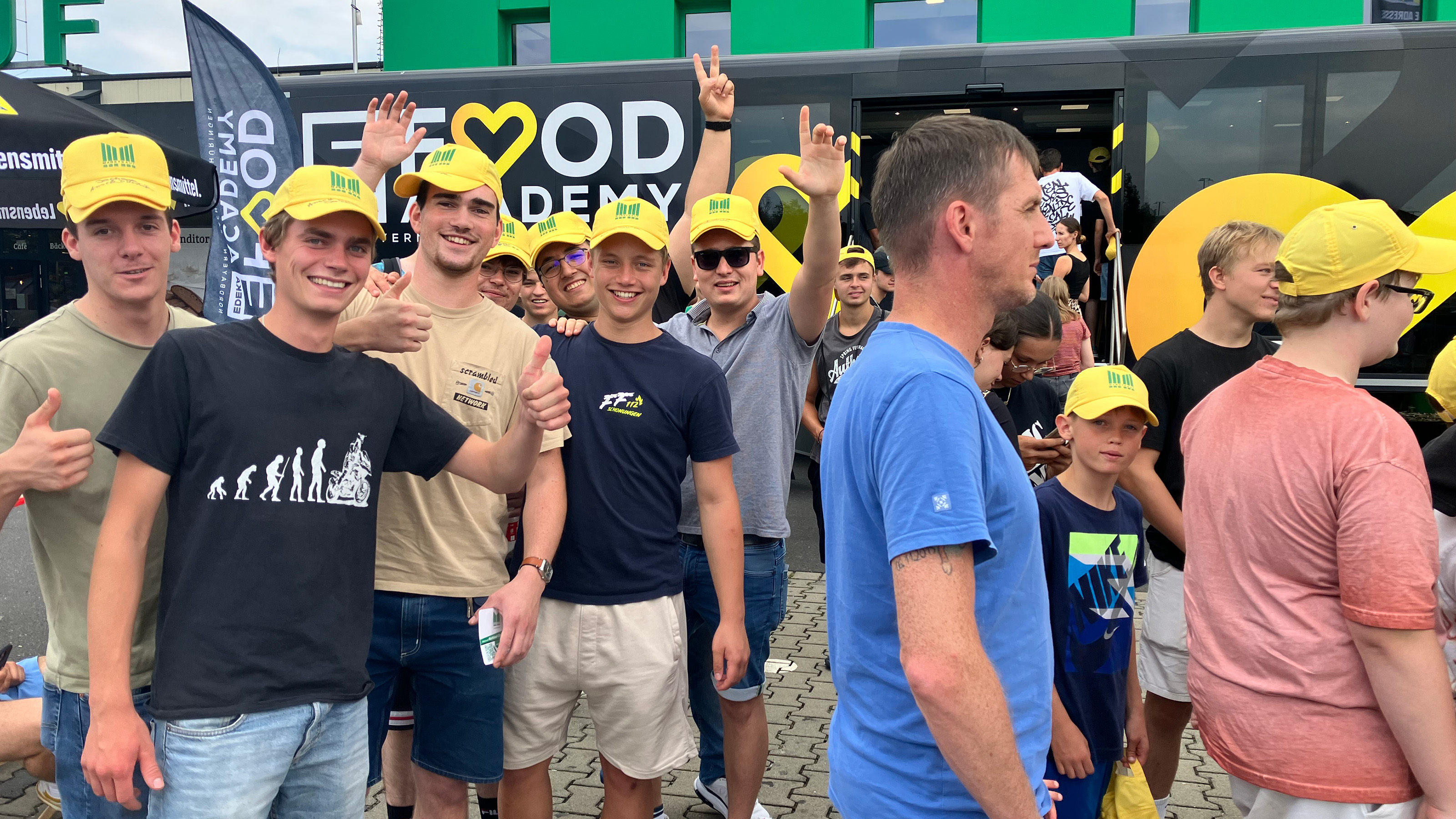 Gruppenfoto junger Leute vor dem Truck bei Marktkauf
