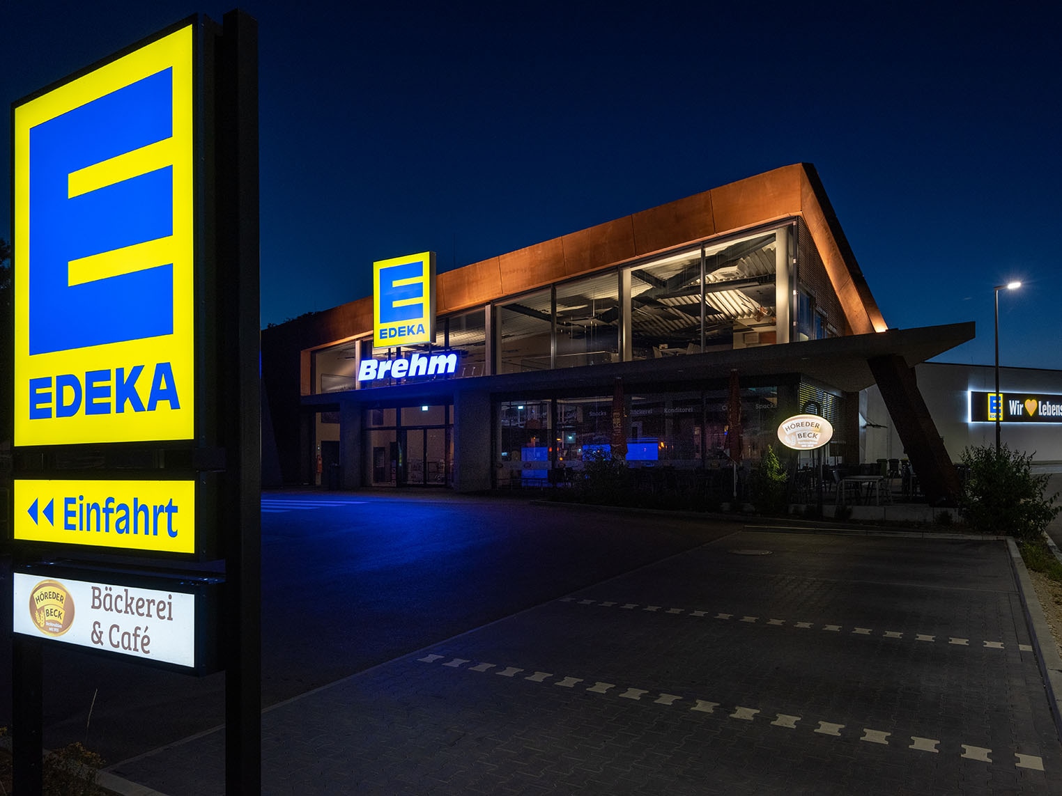 Fassade des geschlossenen EDEKA-Marktes Brehm bei Dunkelheit. 