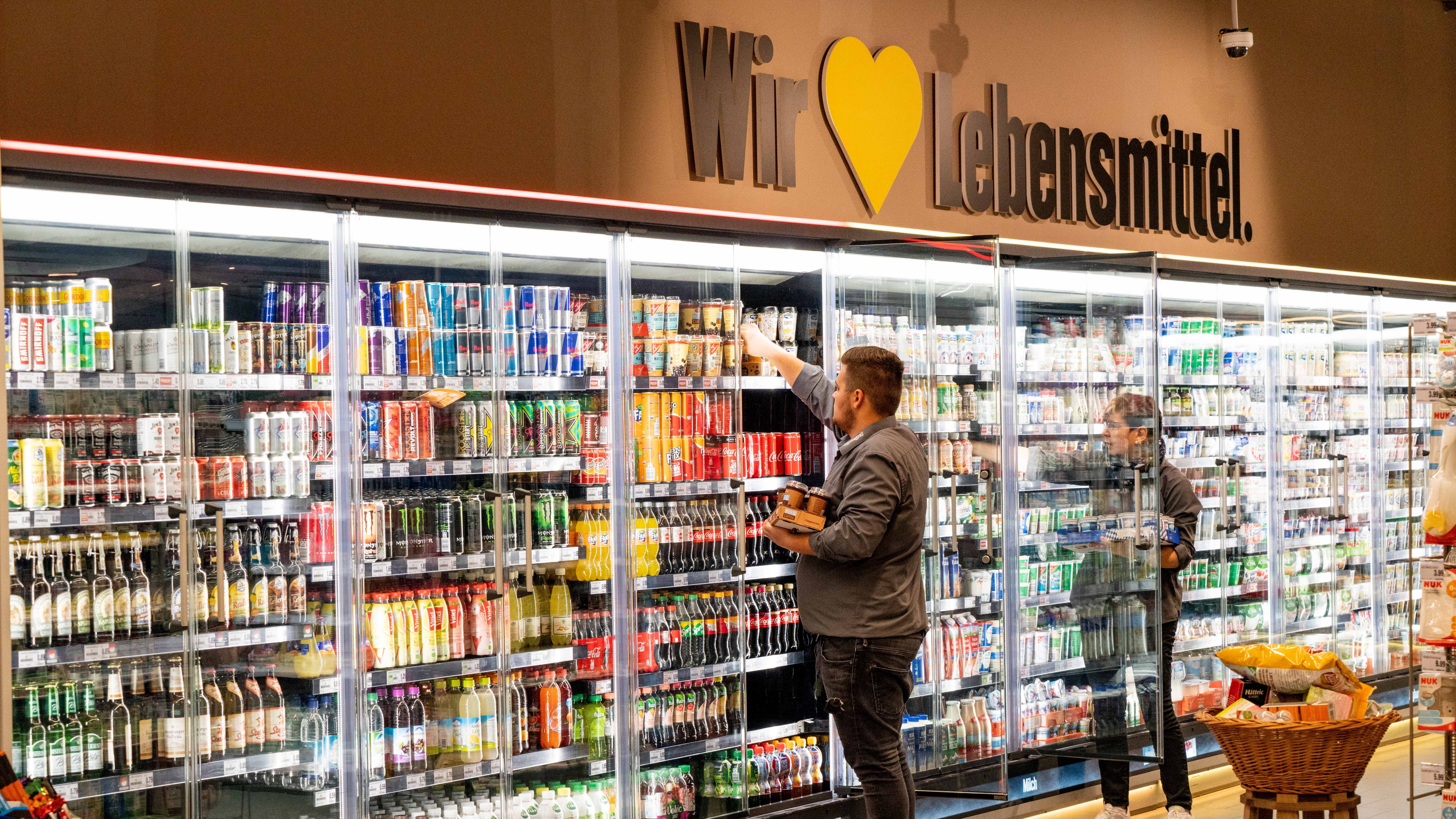 Mitarbeiter am Regal Molkereiprodukte