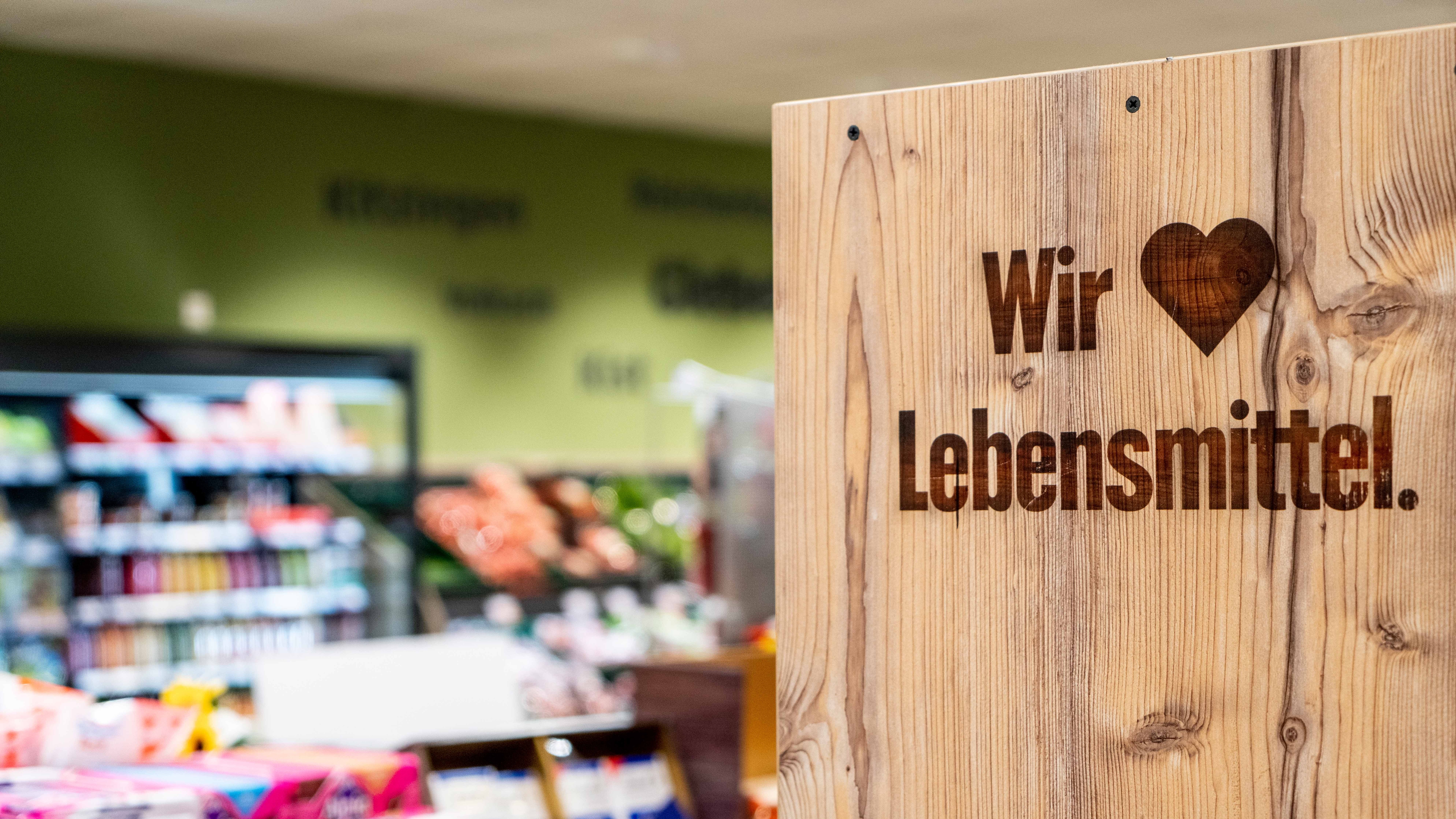 Schriftzug am Möbel im Markt
