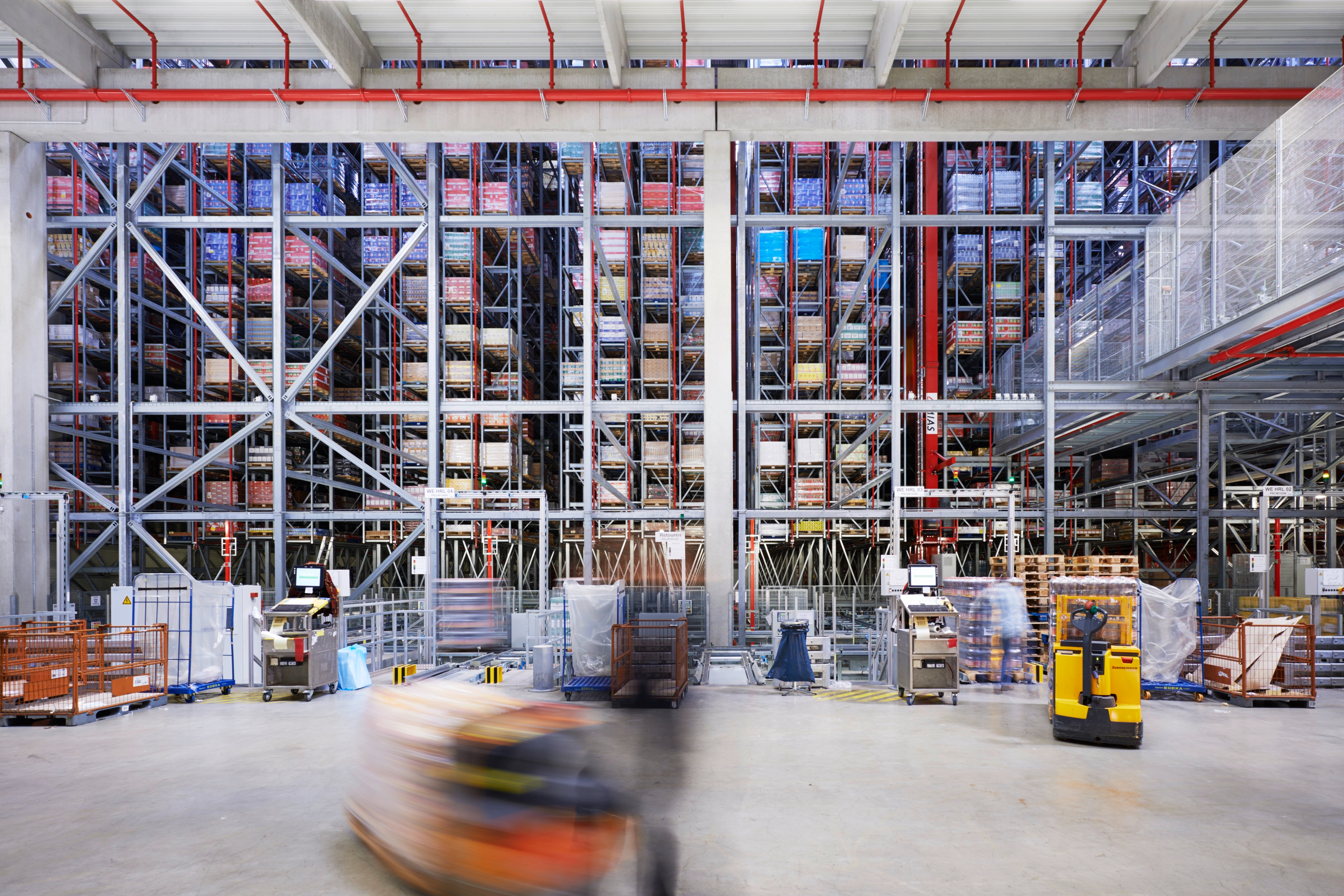Innenansicht eines hochmodernen Logistikzentrums