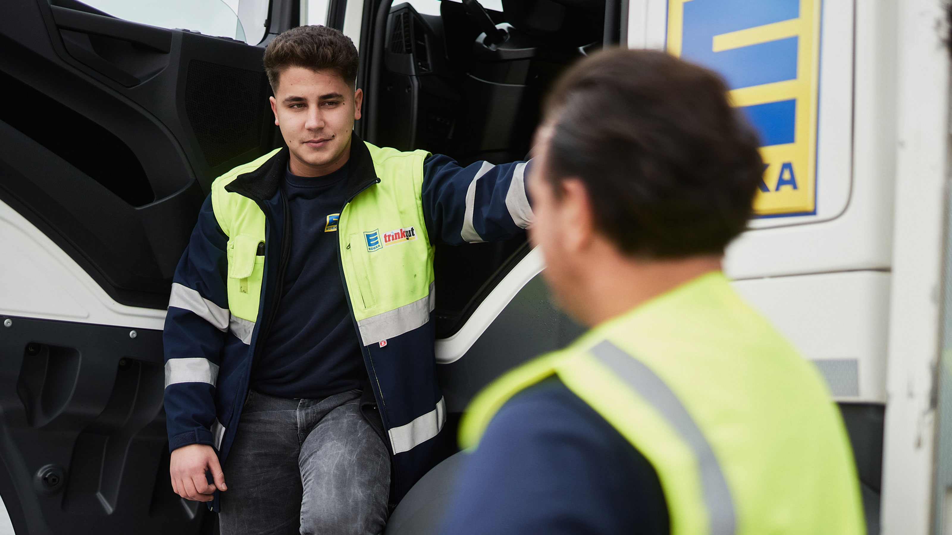 LKW Fahrer am EDEKA LKW
