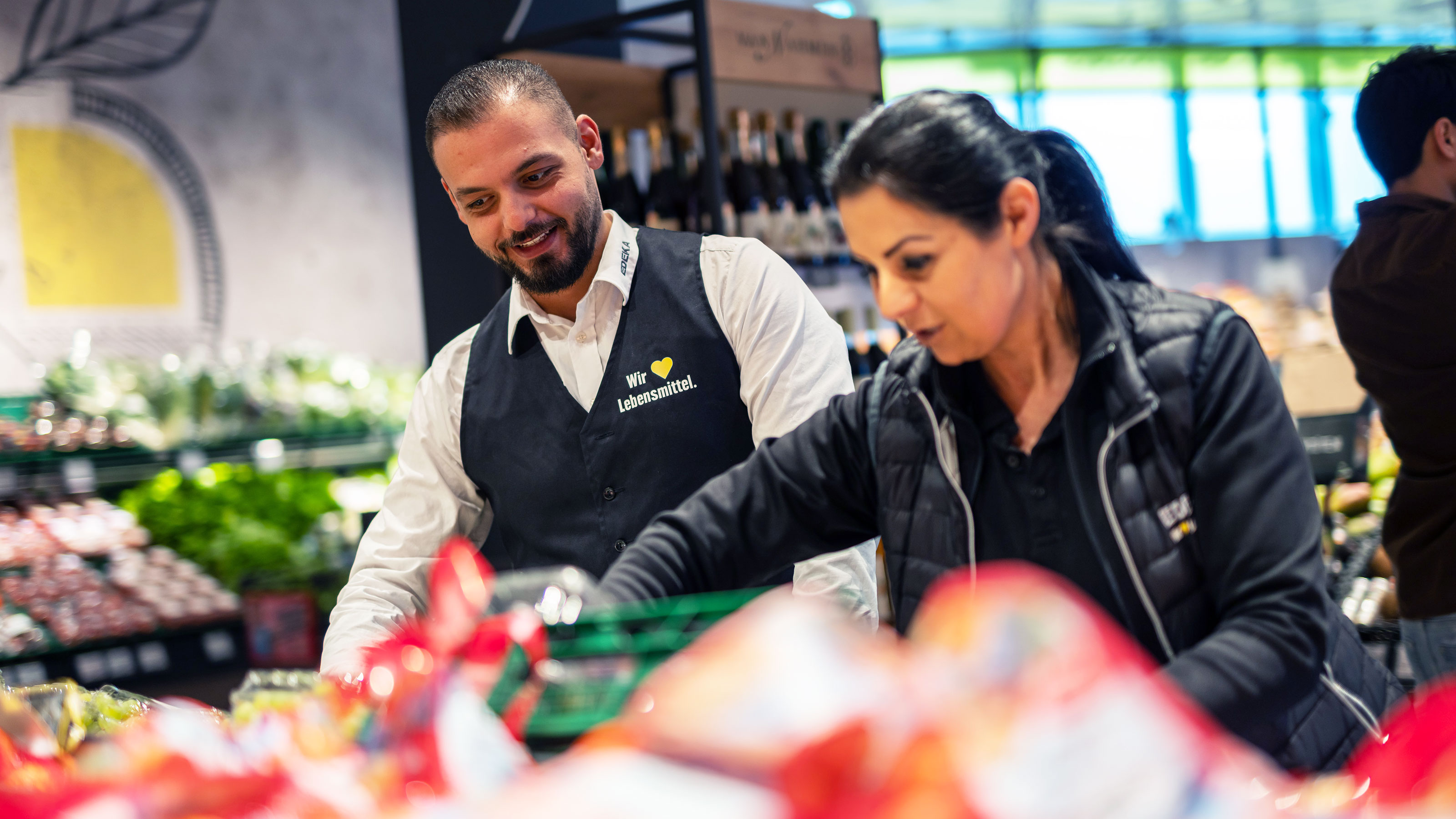 Mitarbeiter in der Obst-und Gemüseabteilung