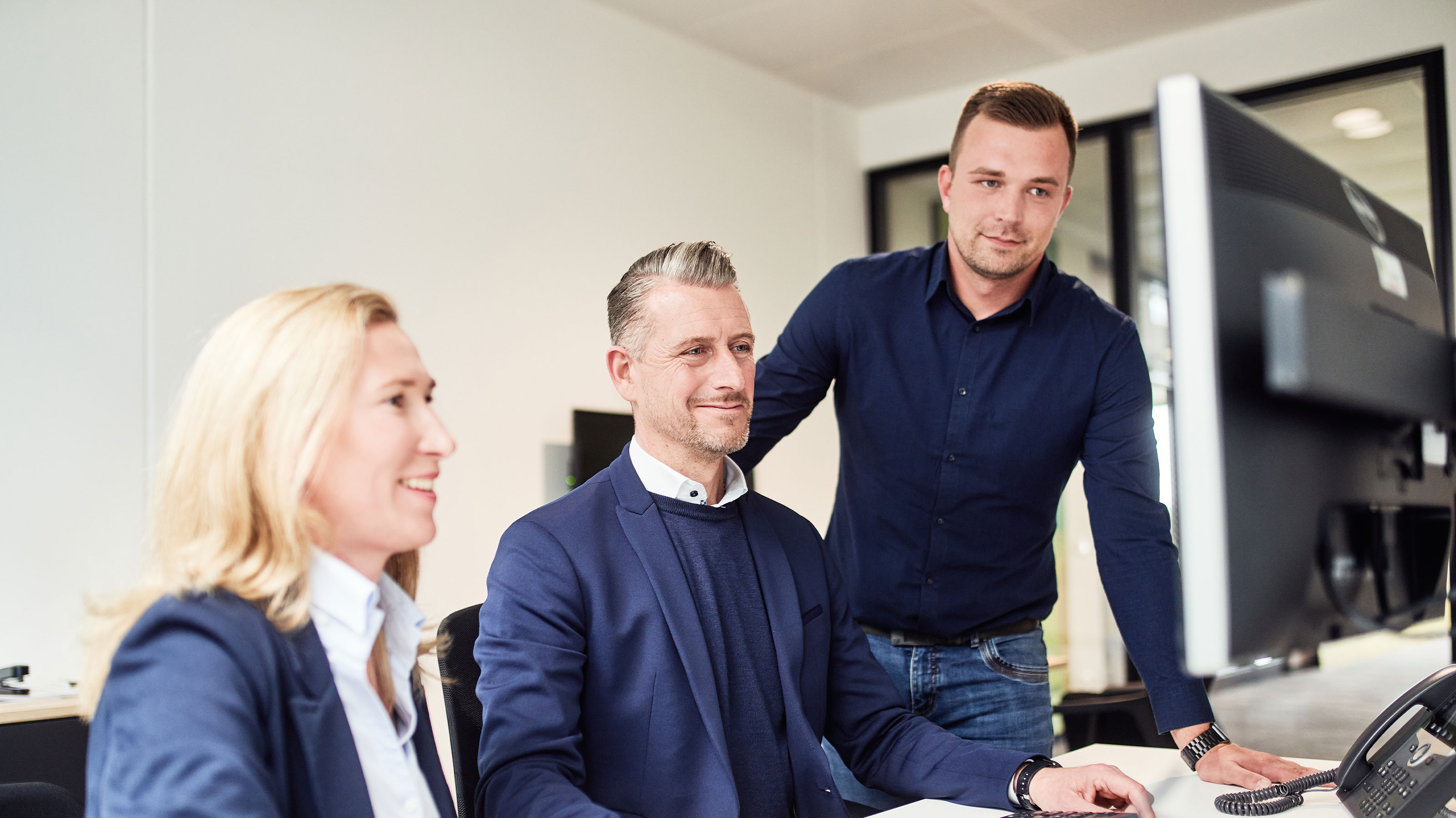 Mitarbeiter arbeiten gemeinsam an einem Projekt