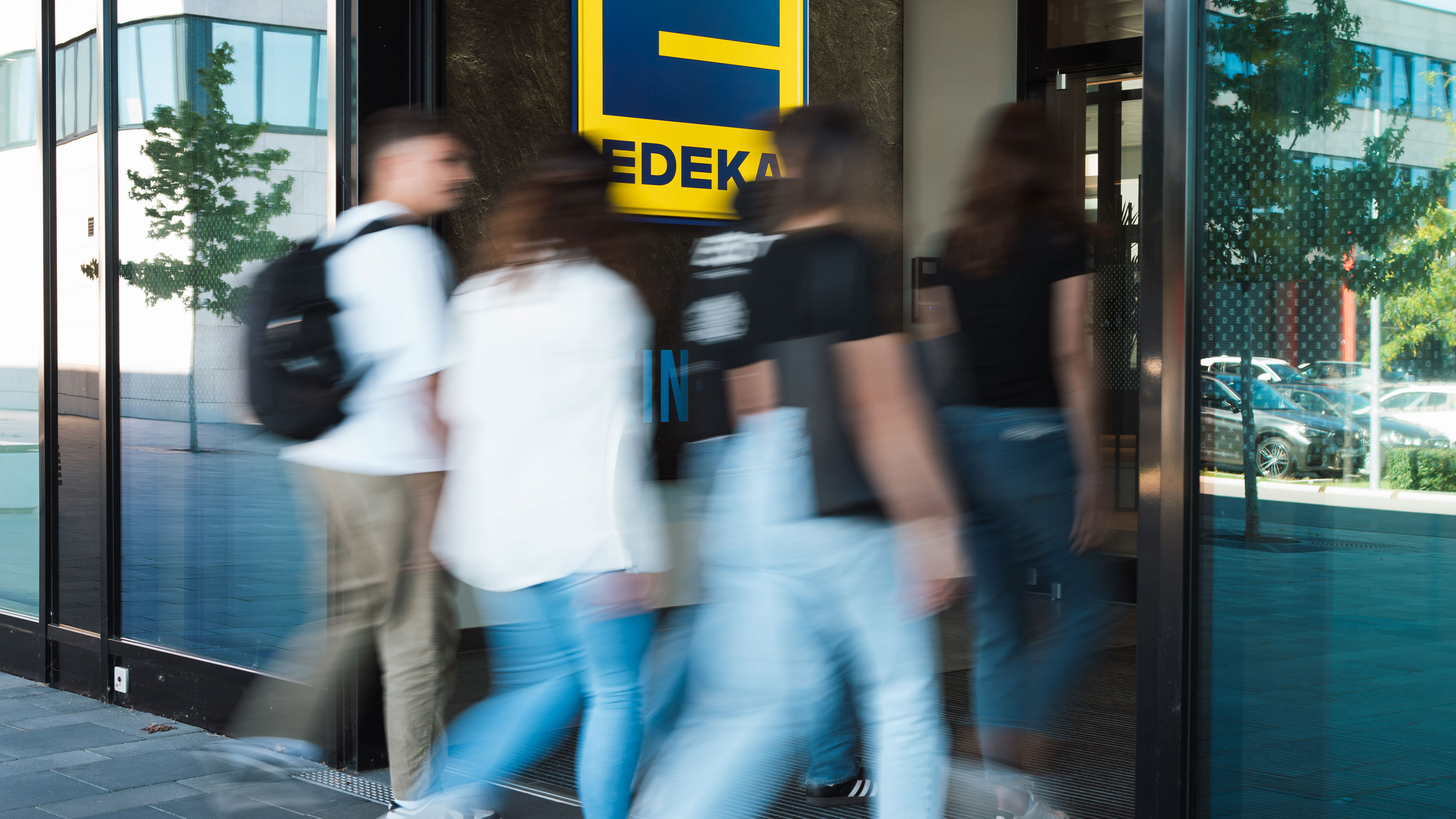 Auszubildende laufen ins Verwaltungsgebäude. 