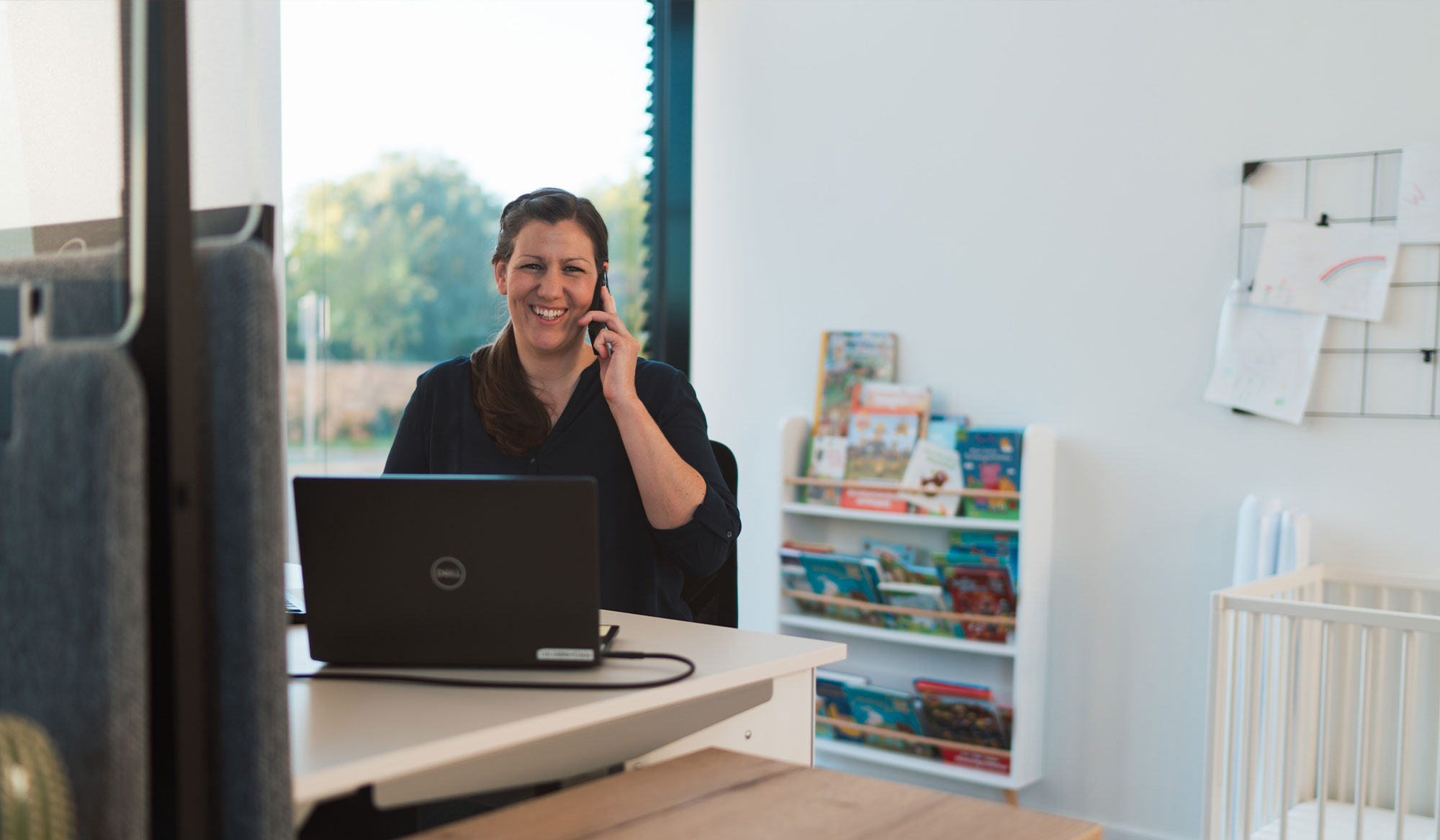 Mitarbeiterin im Eltern-Kind-Zimmer