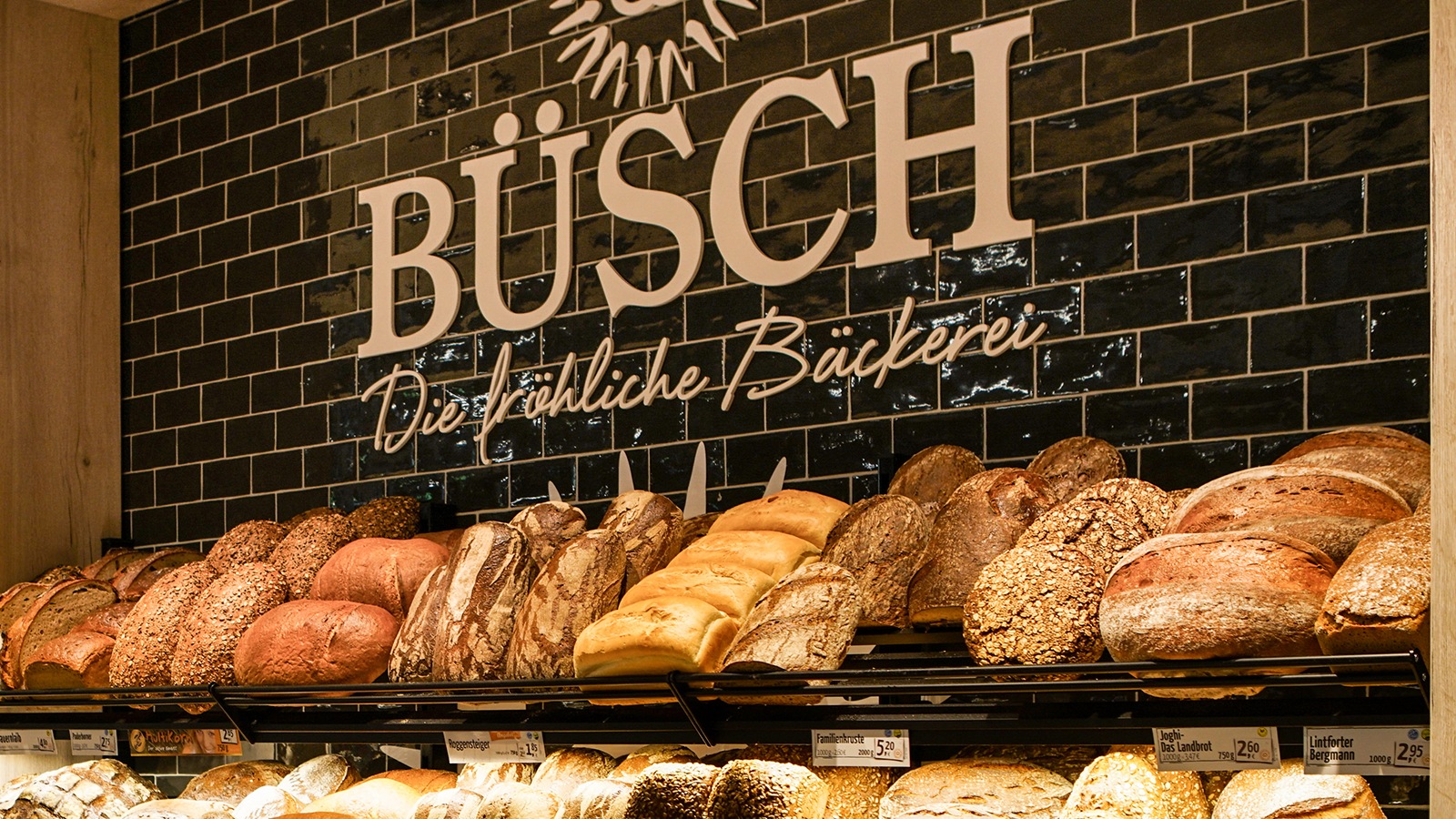 Brotauslage mit verschiedenen Brotsorten. 