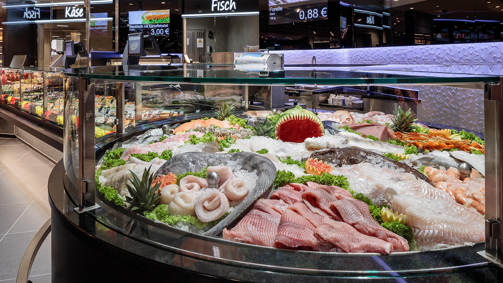 Fischtheke mit frischem Fisch und verschiedenen Sorten. 