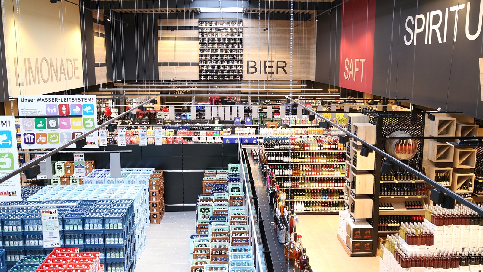 Weitläufiger Blick in den trinkgut Markt mit einer großen Auswahl. 