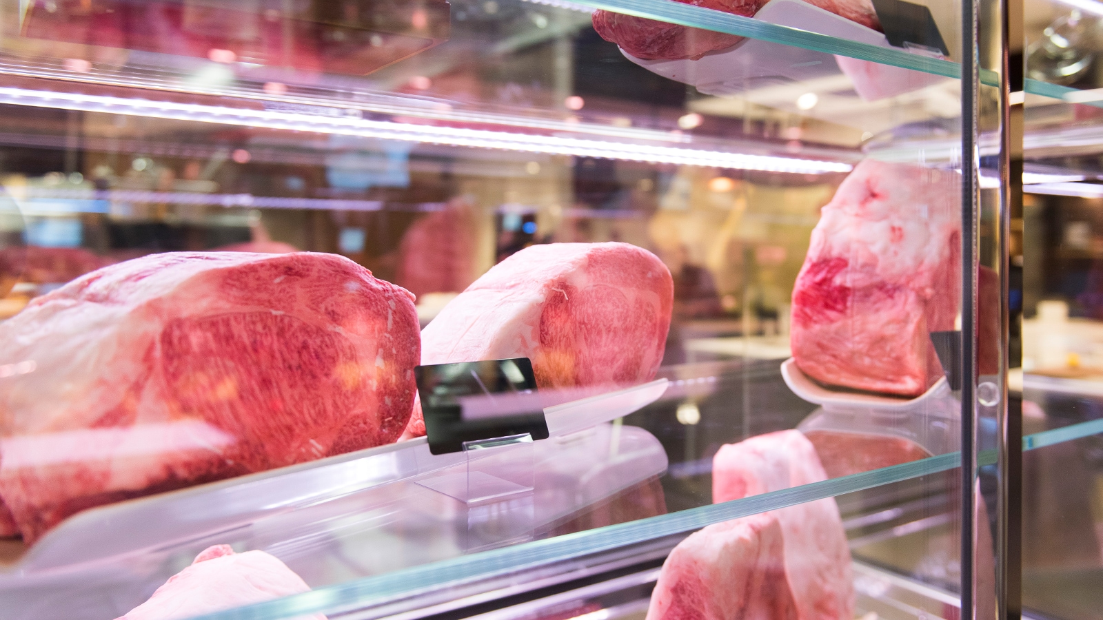 Fleischauslage mit verschiedenen Sorten an Produkten. 