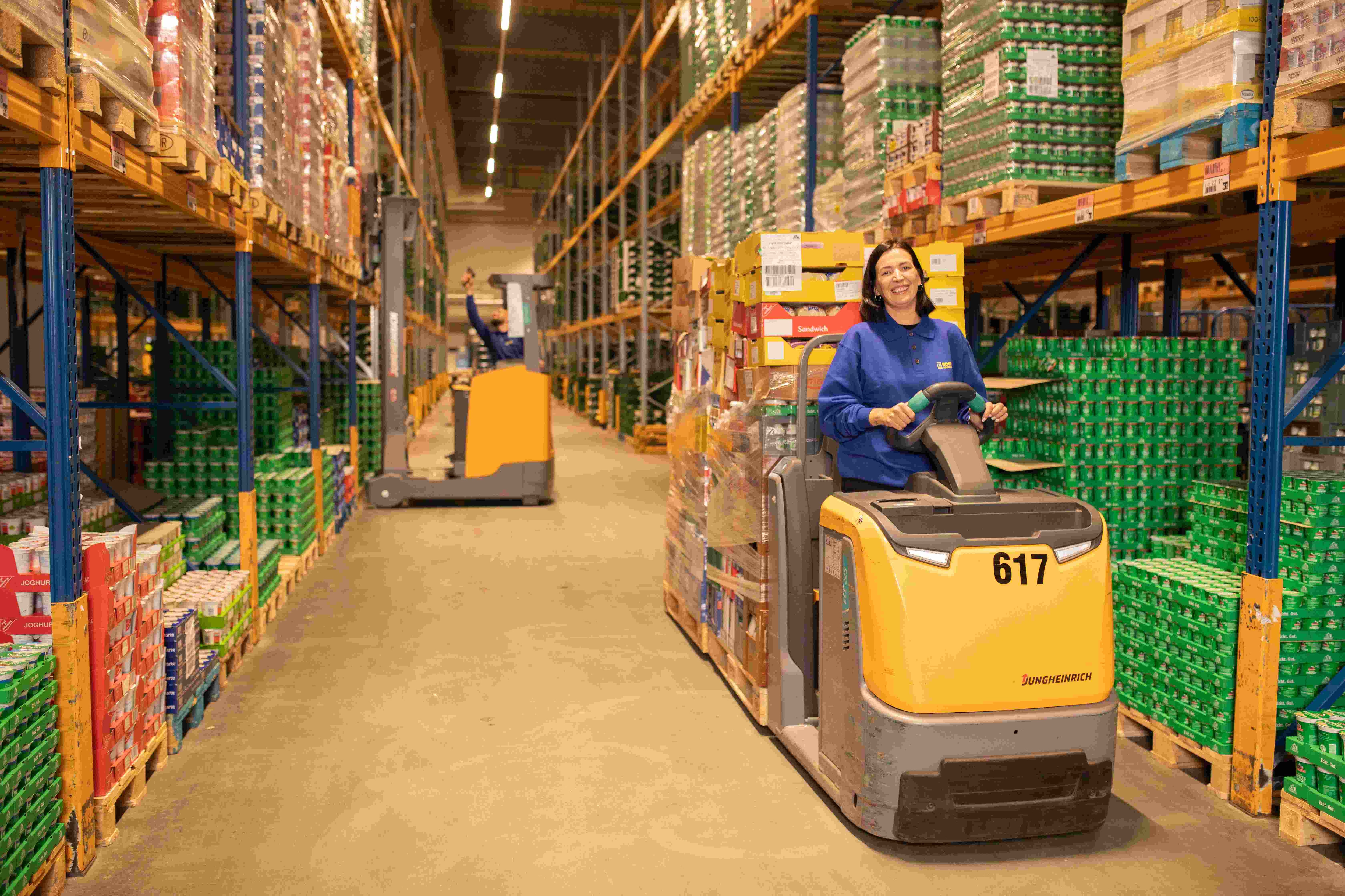 Kommissioniererin im EDEKA Logistikzentrum in Eching