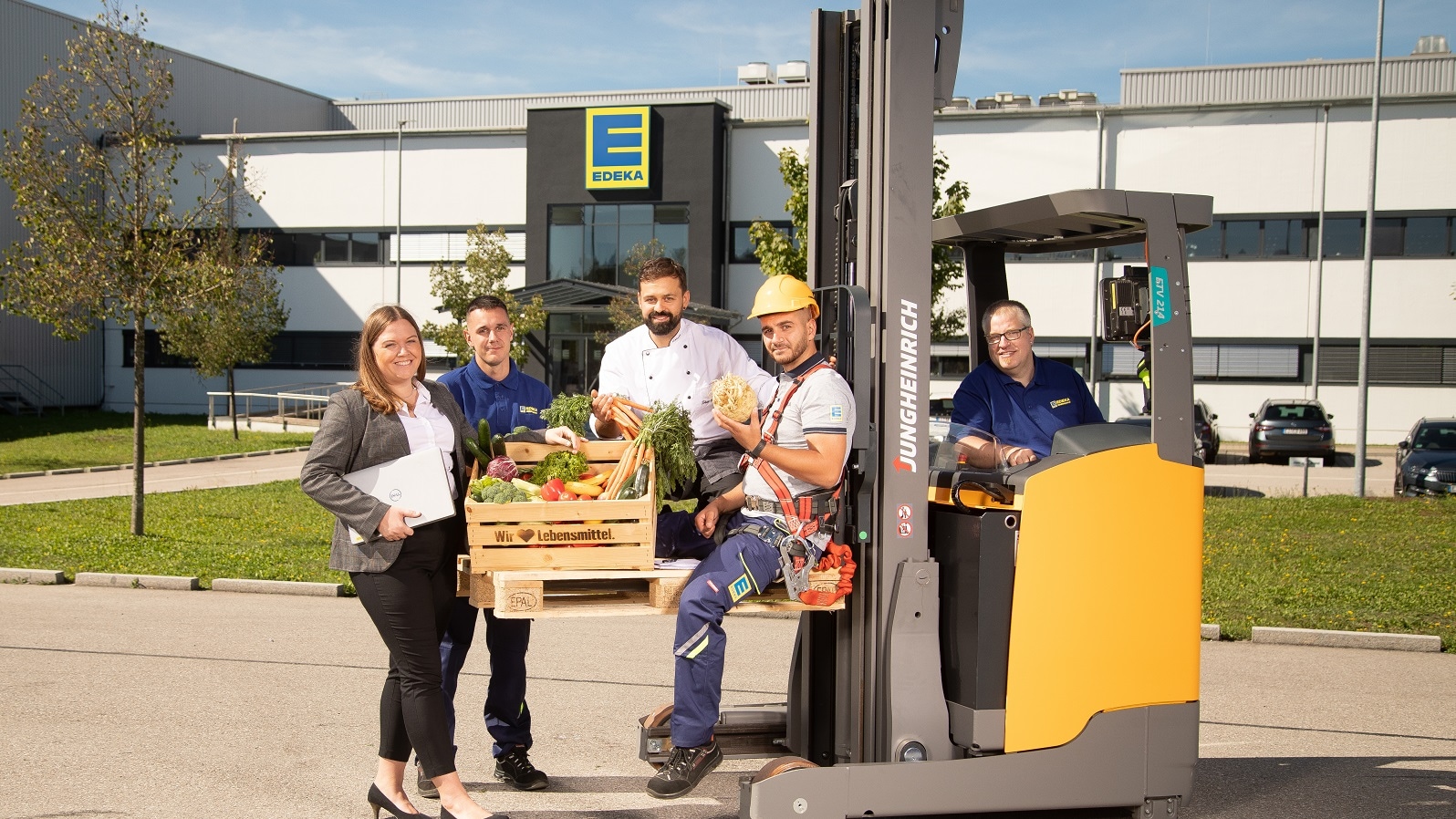 Gruppenfoto von Mitarbeiter:innen des Logistikzentrum in Landsberg am Lech
