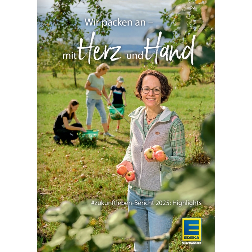 Eine Frau hält mehrere Äpfel in den Händen, die sie auf der Wiese mit Apfelbäumen gesammelt hat.