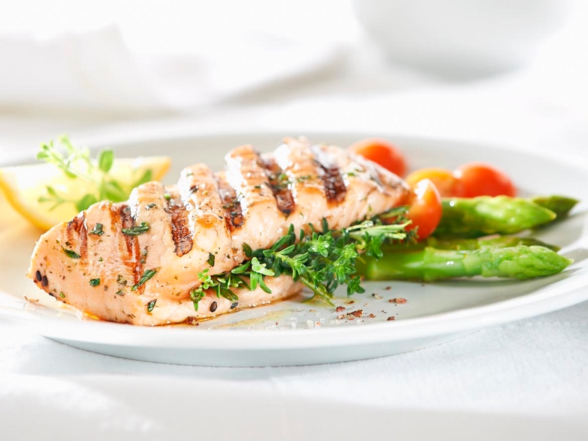 Lachsfilet mit Kräuterbouqet