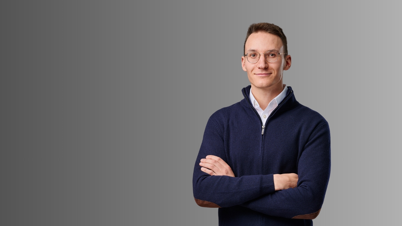 Leon averkamp im Portrait vor grauem Hintergrund