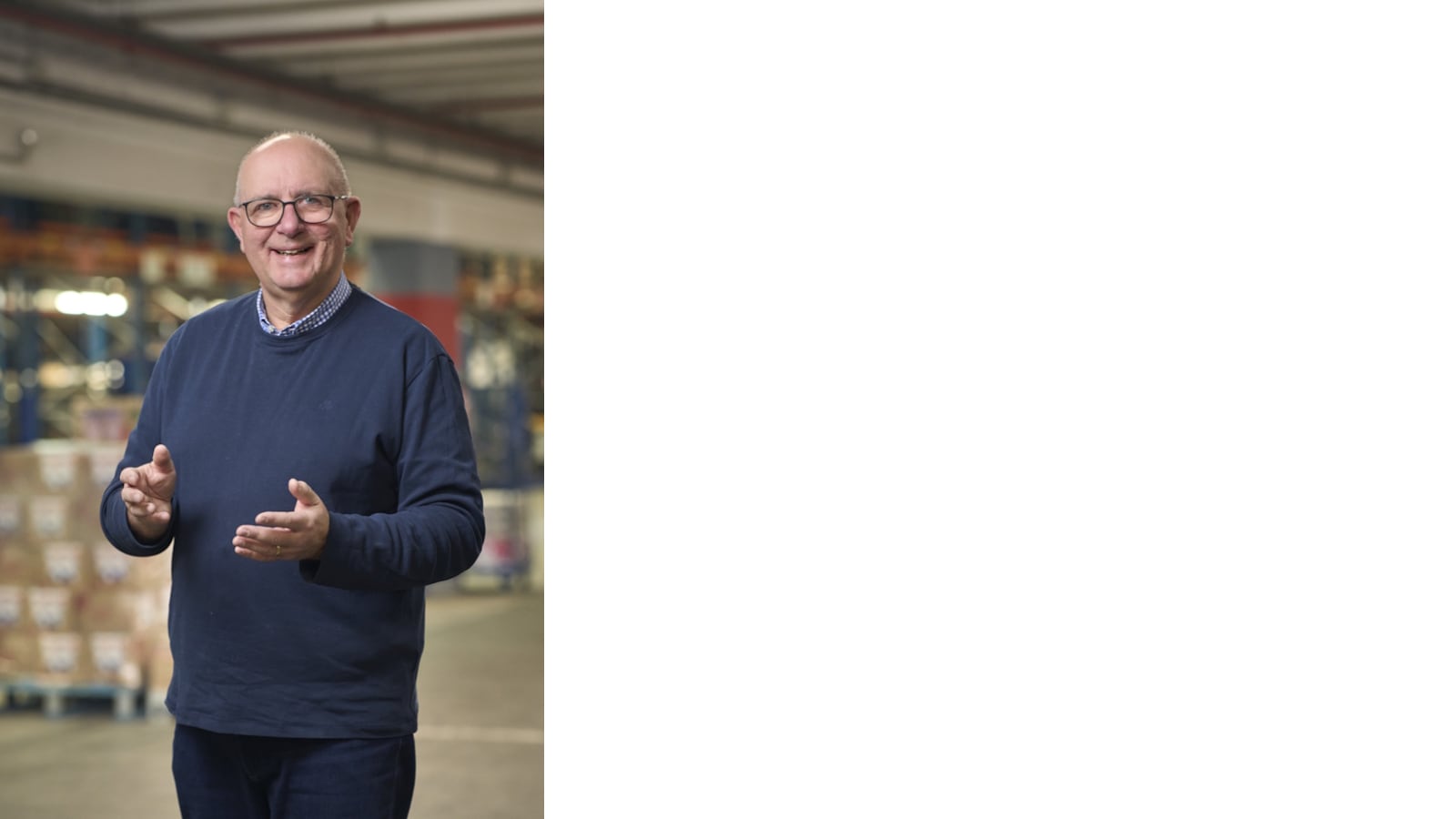 Wolfgang Knopf führt die Besuchergruppen bei einer Betriebsbesichtigung am EDEKA Logistikstandort Offenburg.