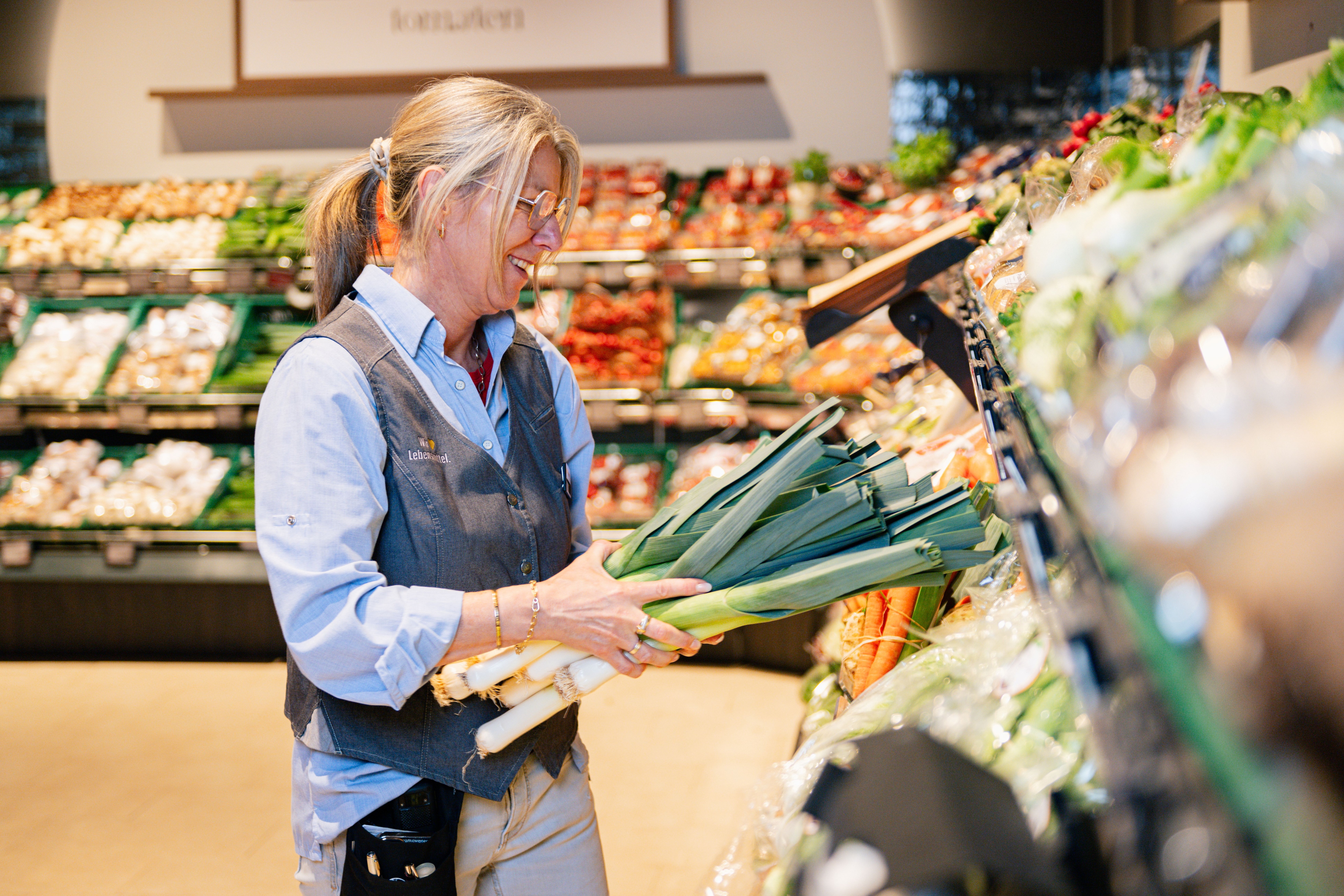 Mitarbeiterin in der Obst und Gemüseabteilung