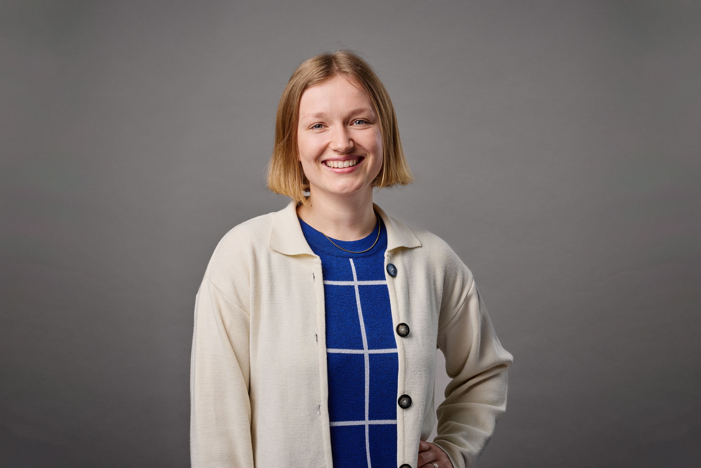 Portrait von Monika Dreskornfeld vor grauem Hintergrund 