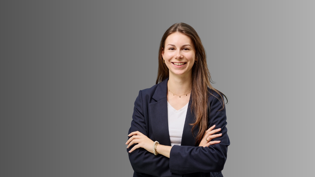 Laura Herwig vor grauem Hintergrund im Portrait