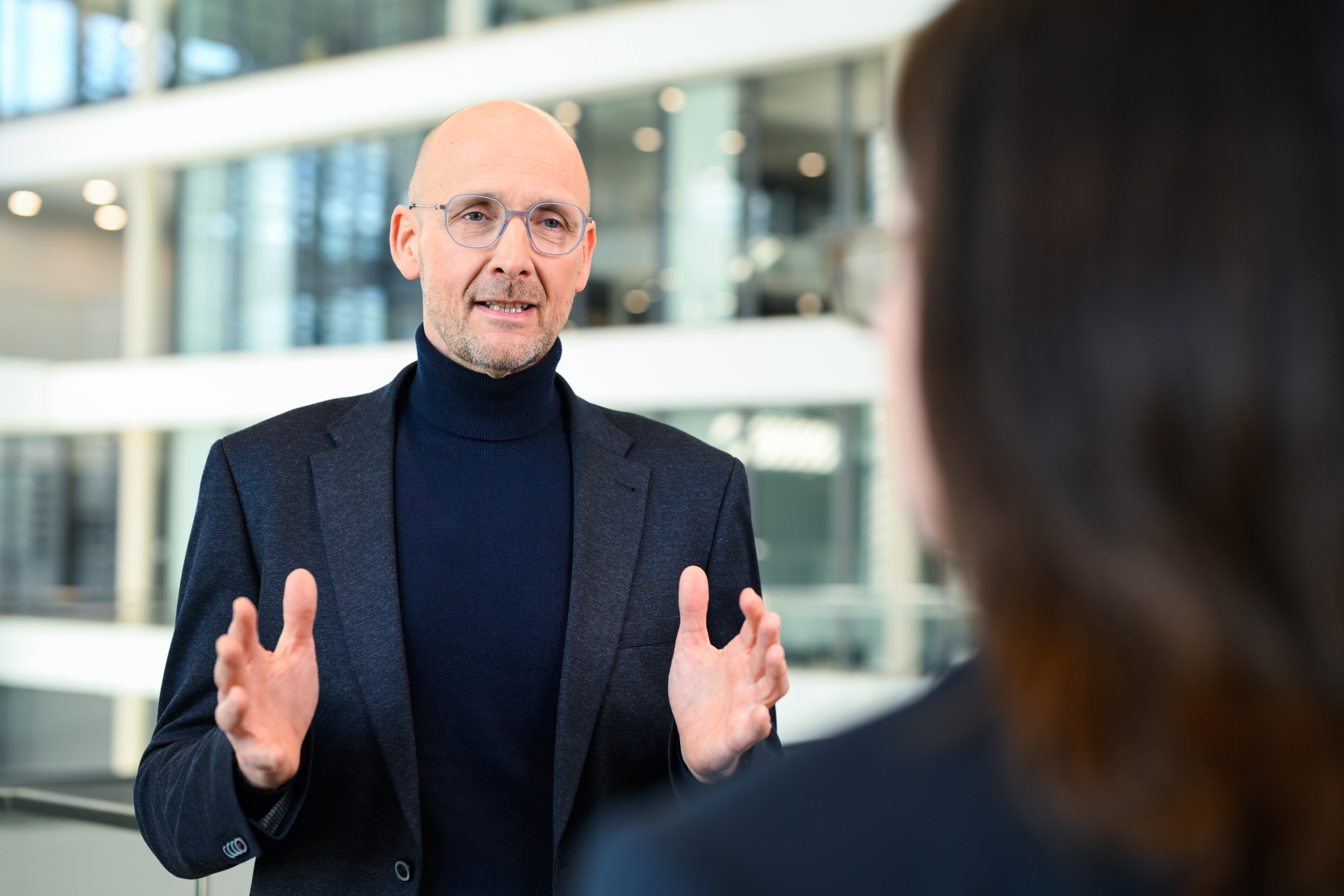 Mark Rosenkranz gestikuliert während einer Gesprächssituation.