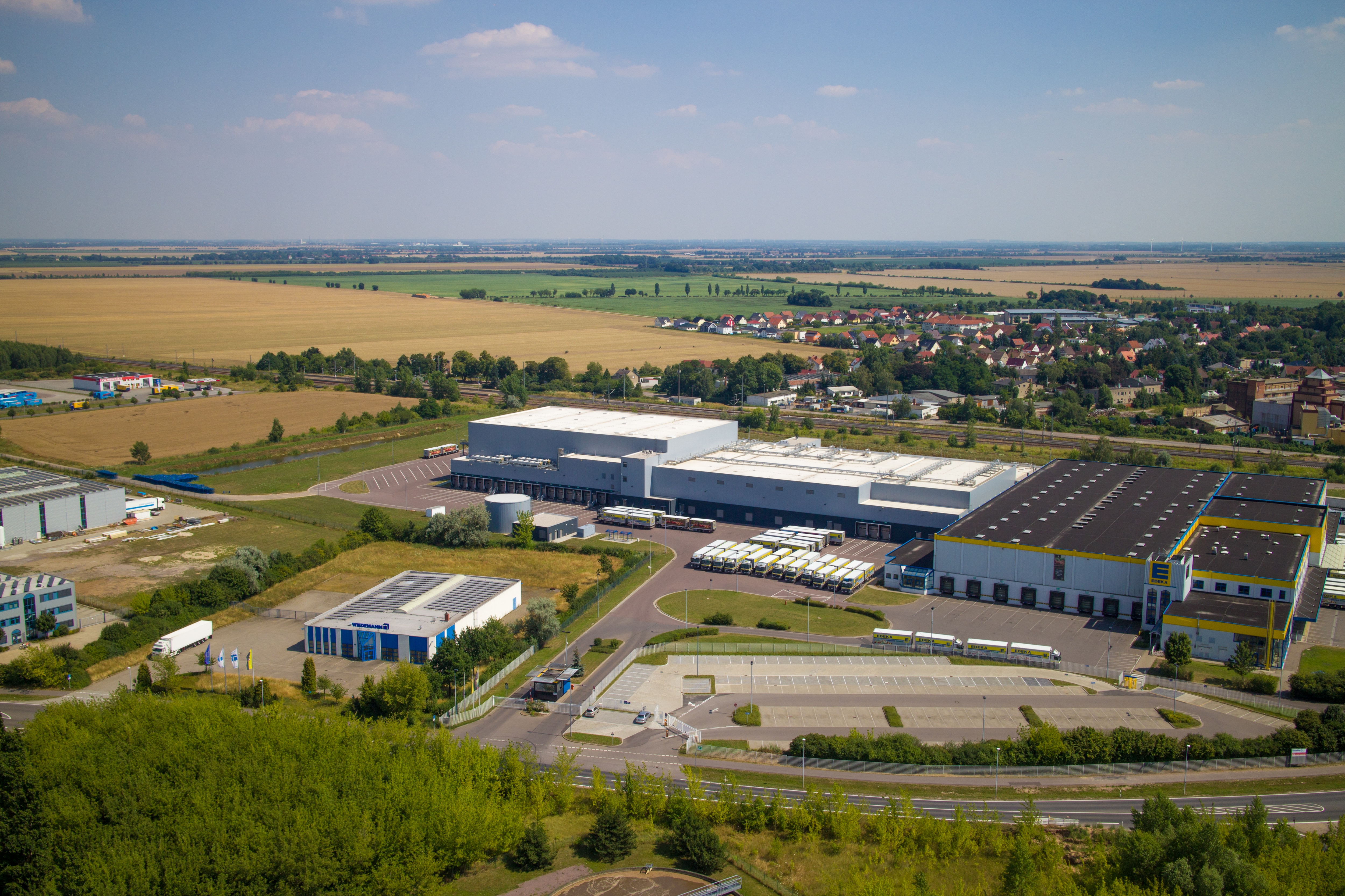 Eine Luftaufnahme von den großen Hallen des Logistikzentrums.