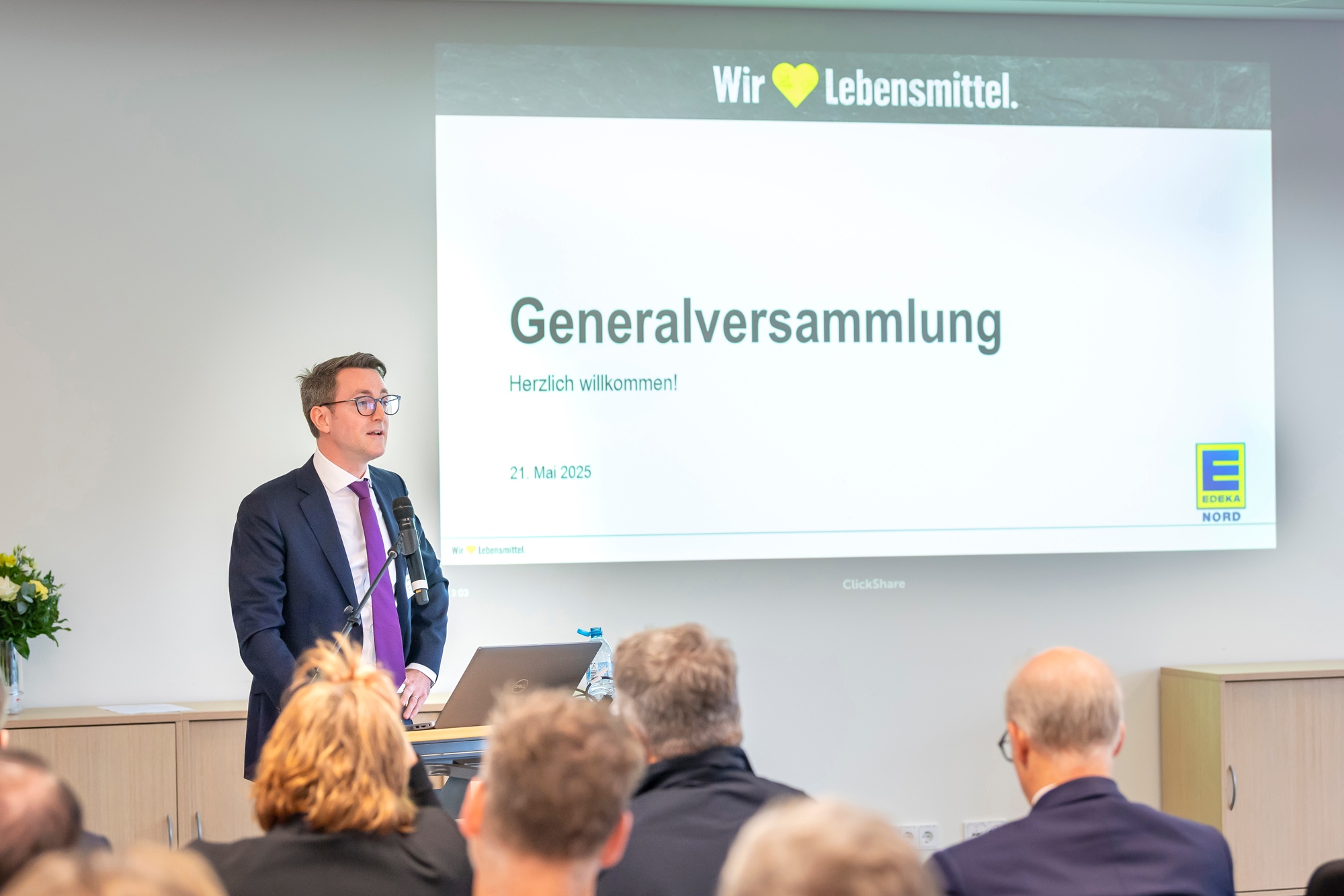 Der Aufsichtsratsvorsitzende Eric Süllau spricht auf der Generalversammlung der EDEKA Nord eG.