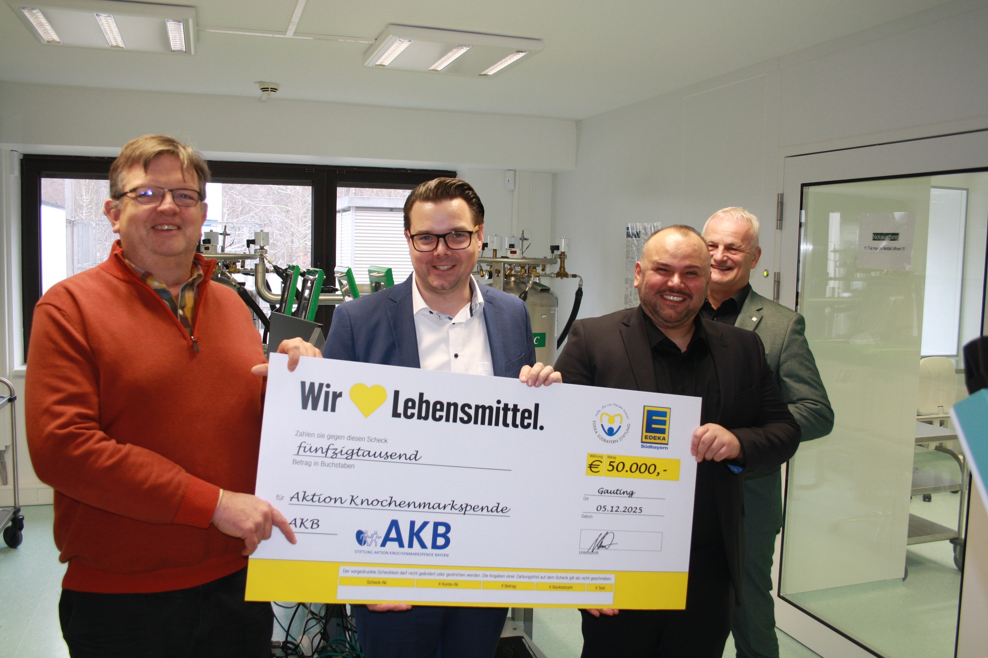 EDEKA Südbayern Stiftung spendet 50.000 Euro an AKB