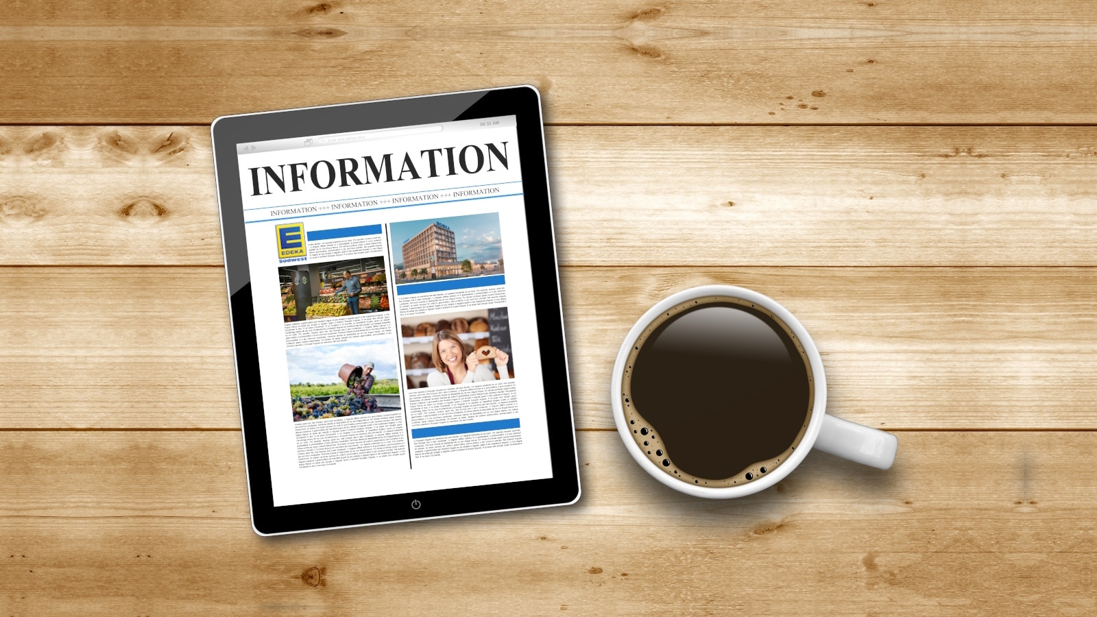 Eine Tablet mit EDEKA-Informationen auf der Anzeige liegt auf einen Tisch, daneben einen Tasse Kaffee.