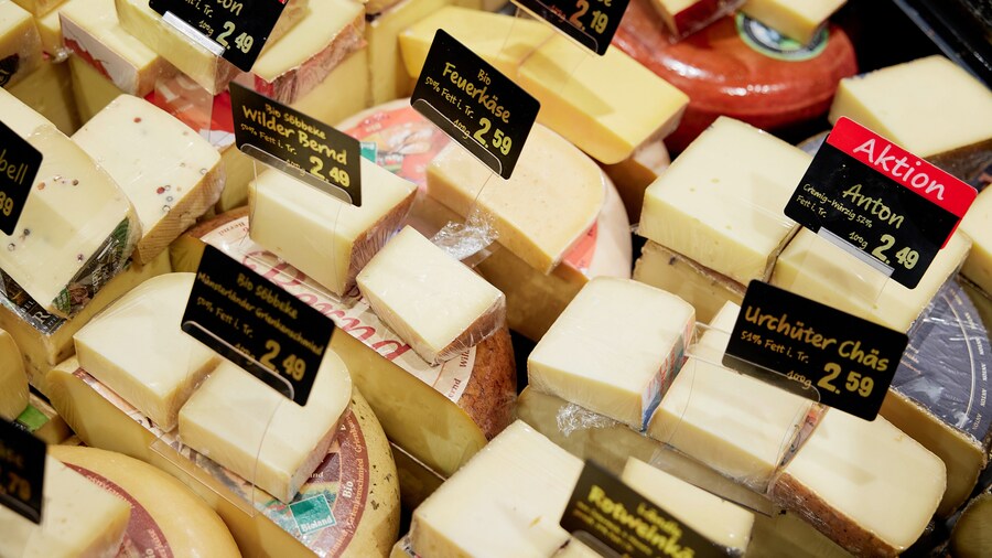Auslage der Käsefrischetheke in einem EDEKA-Markt.