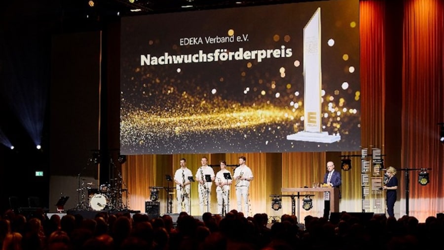 Foto der Bühne, wo es um den Nachwuchsförderpreis geht