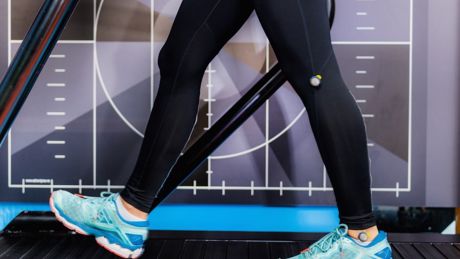 Beine auf einem Laufband. 