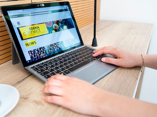 Jobabo der EDEKA-Zentrale einrichten - Haende am Laptop