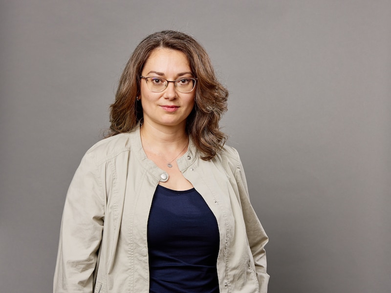 Portrait von Sofiya Borisova vor grauem Hintergrund