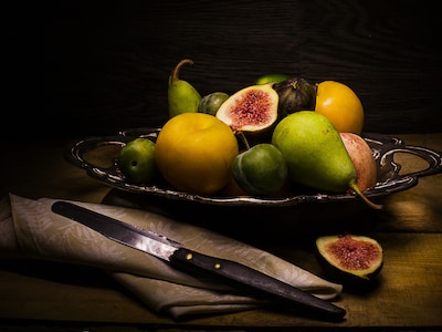 Ein Obstkorb mit einem davor liegenden Messer