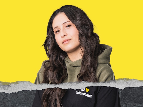 Frau, Anfang 20, vor gelben Hintergrund