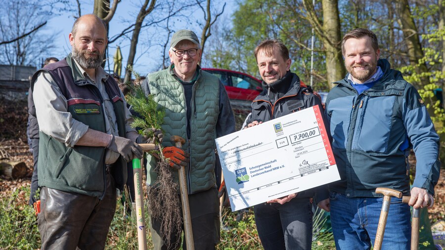 EDEKA Minden-Hannover Azubi-Baumpflanzaktion 2024 - Spendenscheck