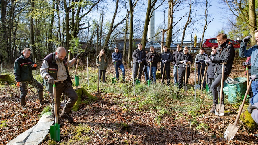 EDEKA Minden-Hannover Azubi-Baumpflanzaktion 2024 - Erklärung der Baumpflanzung für die Azubis