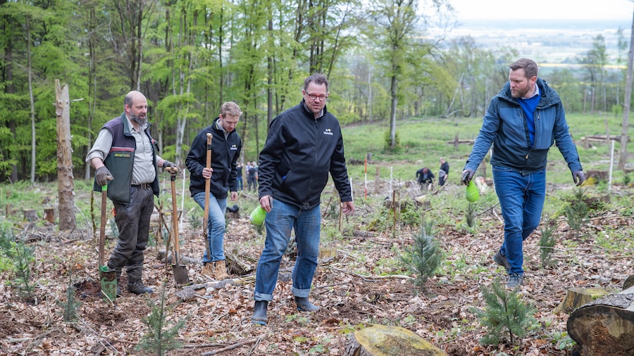 EDEKA Minden-Hannover Azubi-Baumpflanzaktion 2024 - 4 Helfende mit Schaufeln in der Hand
