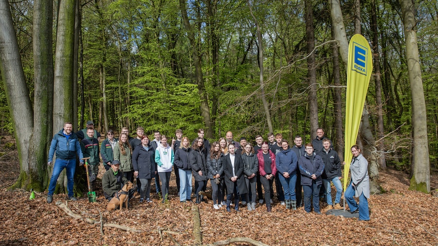 EDEKA Minden-Hannover Azubi-Baumpflanzaktion 2024 - Gruppenfoto aller Beteiligten der Aktion
