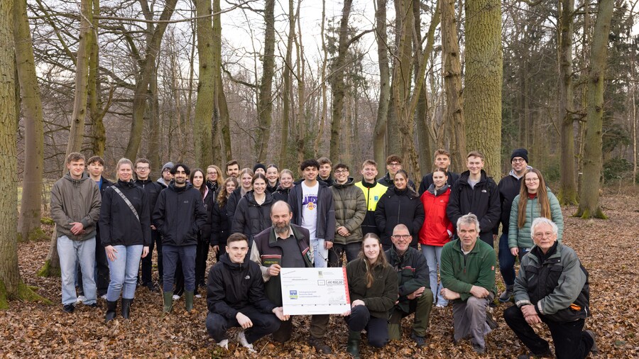 EDEKA Minden-Hannover Azubi-Baumpflanzaktion 2024 - Gruppenfoto aller Beteiligten mit Scheck