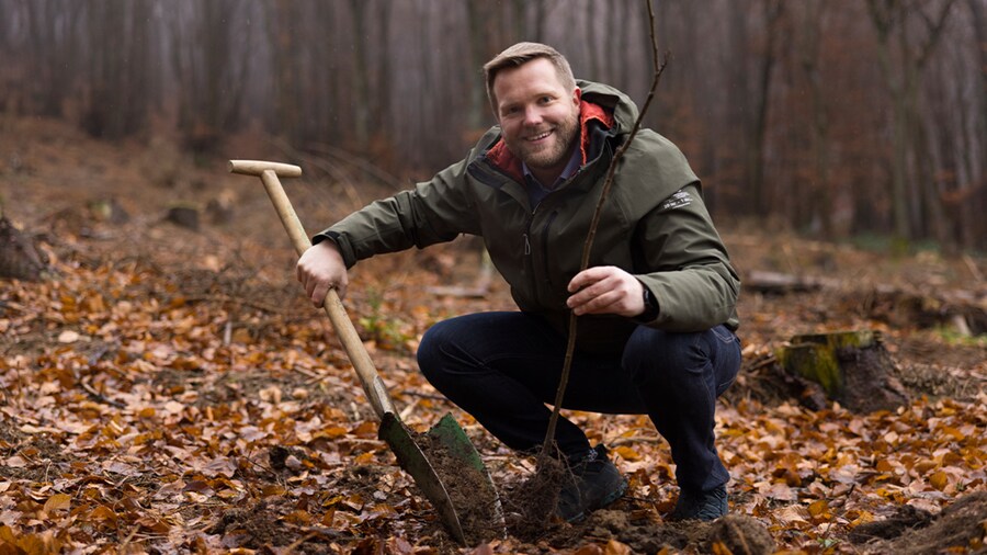 EDEKA Minden-Hannover Azubi-Baumpflanzaktion 2024 - Geschäftsführer hält eine Schaufel und lächelt freundlich