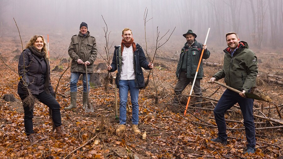 EDEKA Minden-Hannover Azubi-Baumpflanzaktion 2024 - 5 Helfende lächeln freundlich in die Kamera