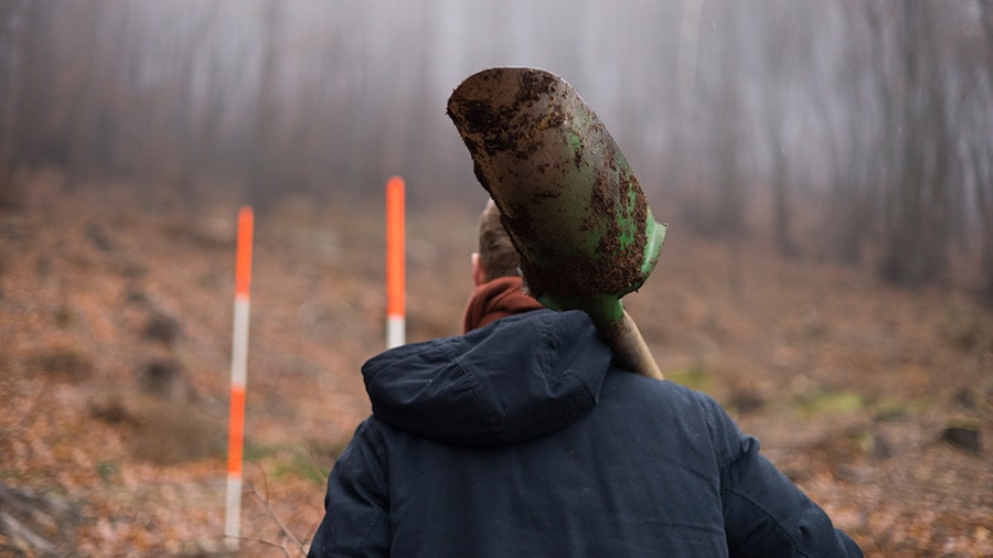 EDEKA Minden-Hannover Azubi-Baumpflanzaktion 2024 - Mann mit dem Rücken zur Kamera und Schaufel über der Schulter
