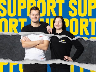 2 Azubis (links: männlich, aus der Produktion; rechts: weiblich, aus der Logistik) vor dem Hintergrund 