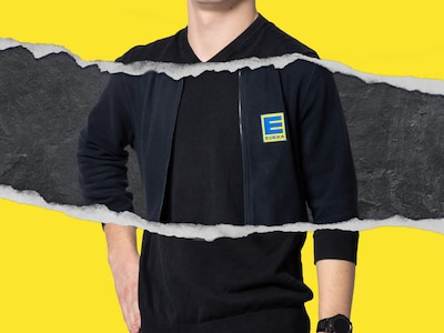 Azubi vor gelbem Hintergrund mit Risskante