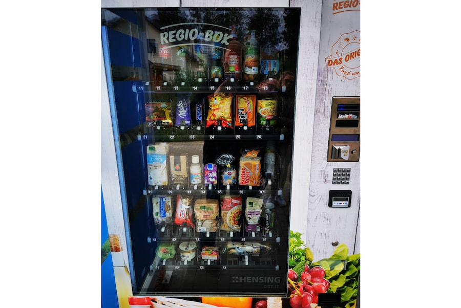EDEKA Dorfmann nimmt ersten Lebensmittelautomat in Ketzin in Betrieb