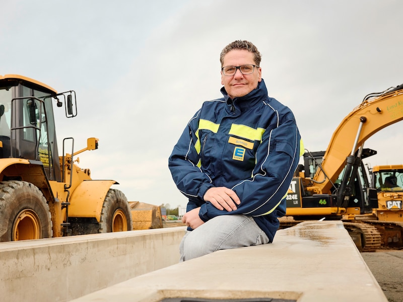 Porträtfoto von Uwe Schmidt, Projektauftraggeber Logistik 2030, auf der Baustelle in Neumünster-Eichhof