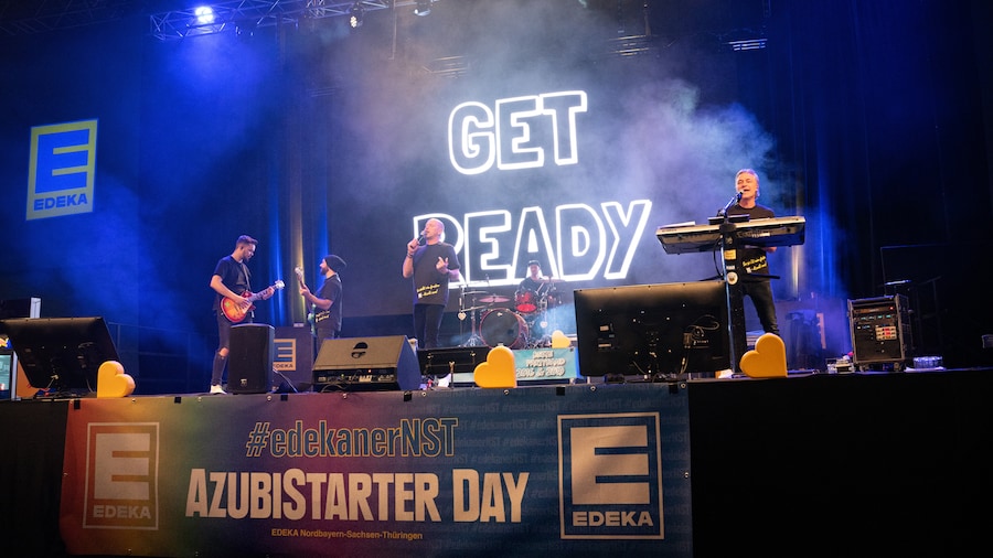 Band steht auf Bühne beim Azubi Day